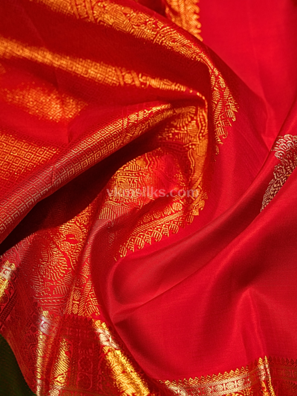 9 (27) Bright red body with green and gold silver border