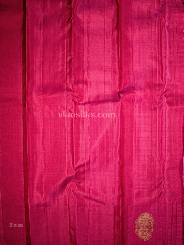 Green podi kattam and magenta chakram butta bordered pure kanjivaram