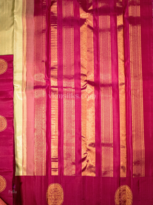 Green podi kattam and magenta chakram butta bordered pure kanjivaram